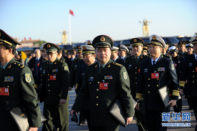 十八大闭幕会：代表们走向人民大会堂(图)