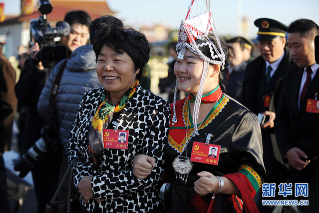 十八大闭幕会：代表们走向人民大会堂(图)