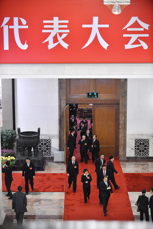 组图：十八大代表投票选举中央委员会委员、候补委员和中央纪律检查委员会委员