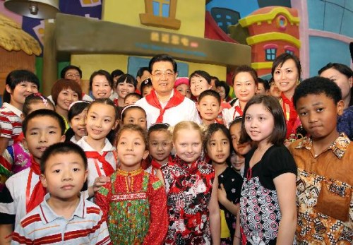 胡锦涛与少年儿童在中国科技馆参加活动