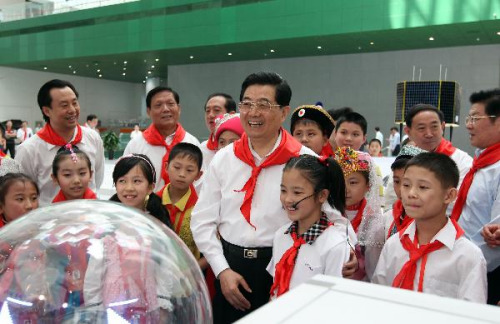 胡锦涛与少年儿童在中国科技馆参加活动