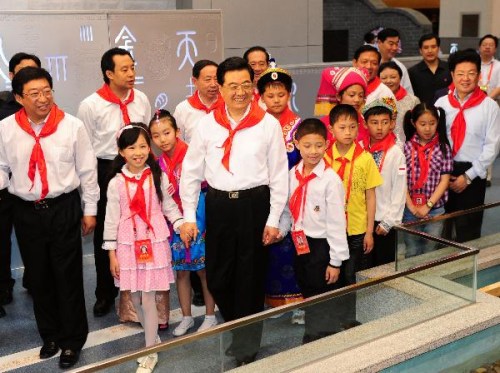 胡锦涛与少年儿童在中国科技馆参加活动