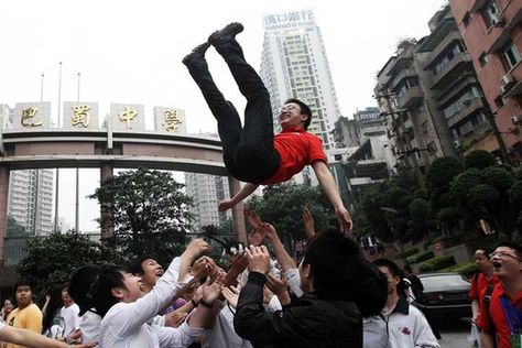 高考落幕 考生撕碎复习资料“欢送”