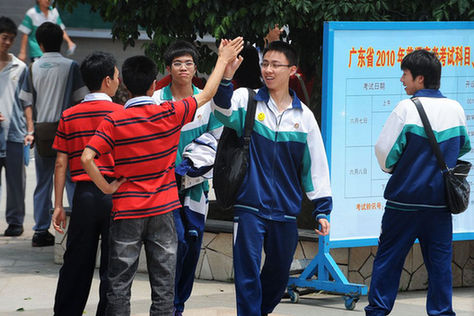 高考落幕 考生撕碎复习资料“欢送”