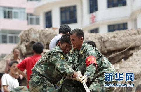 舟曲现场纪实：争分夺秒大救援[组图]