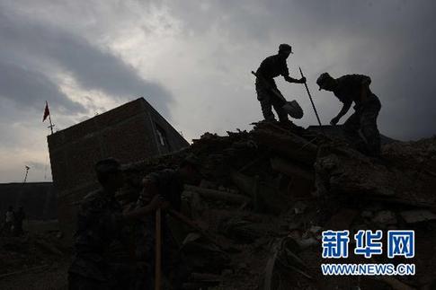 舟曲现场纪实：争分夺秒大救援[组图]