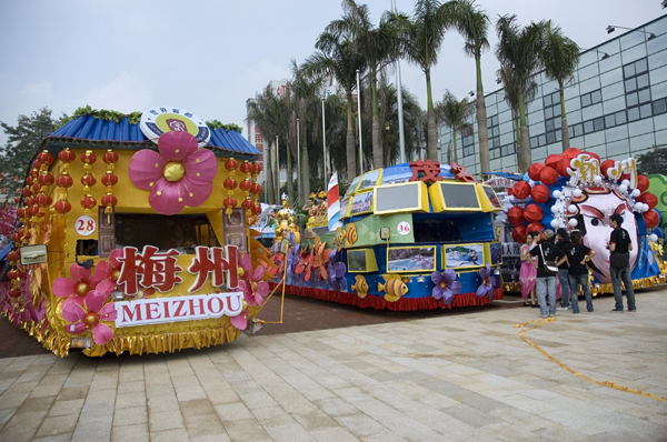 世界旅游日花车巡游在广州举行