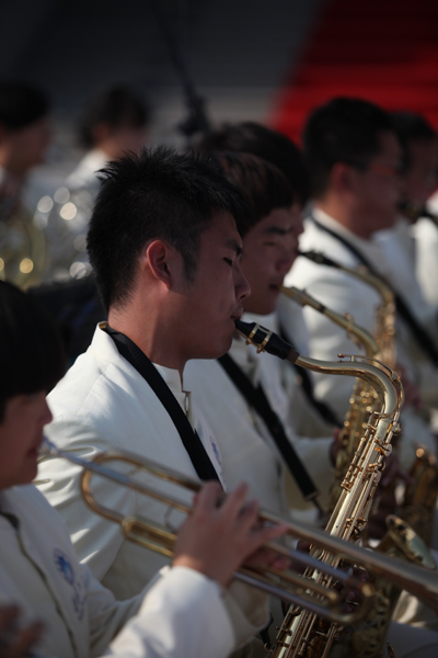 学生乐团助兴亚运城升旗仪式