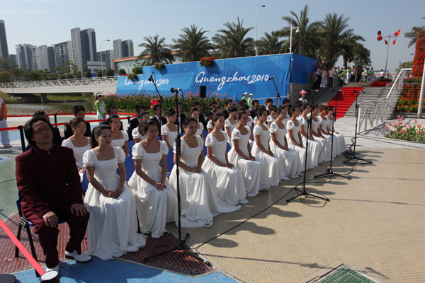 学生乐团助兴亚运城升旗仪式