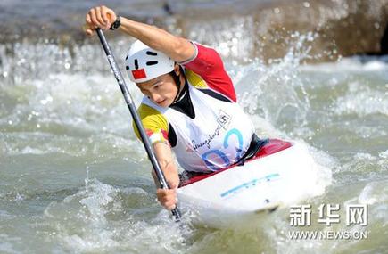 中国选手滕志强激流回旋男子单人划艇决赛摘金