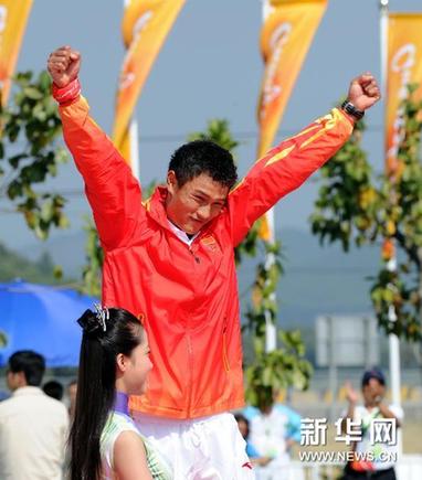 中国选手滕志强激流回旋男子单人划艇决赛摘金