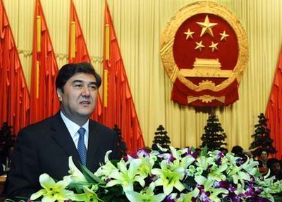 新疆自治区主席宣读2010年《政府工作报告》