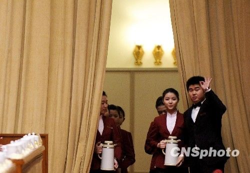 两会花絮：服务员服务精确到秒