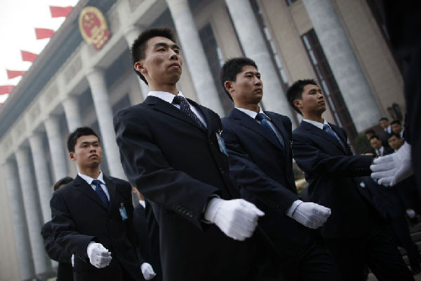 别样视角看安保 人民大会堂内“黑衣人”