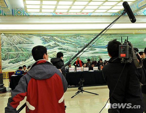 盘点两会记者们的十三种“武器”