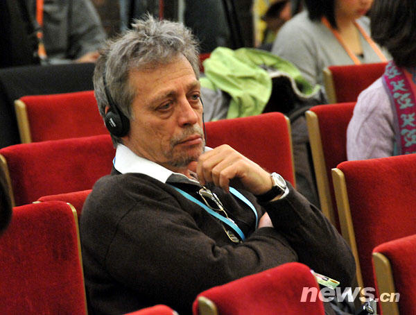 盘点两会记者们的十三种“武器”