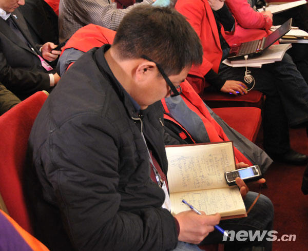 盘点两会记者们的十三种“武器”