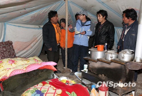 图：玉树震区受灾民众住进帐篷