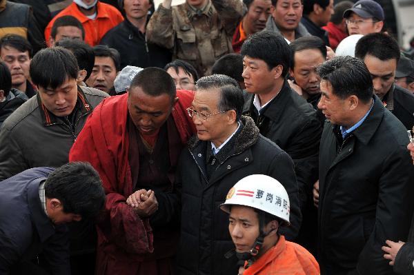 温家宝抵达青海玉树地震灾区