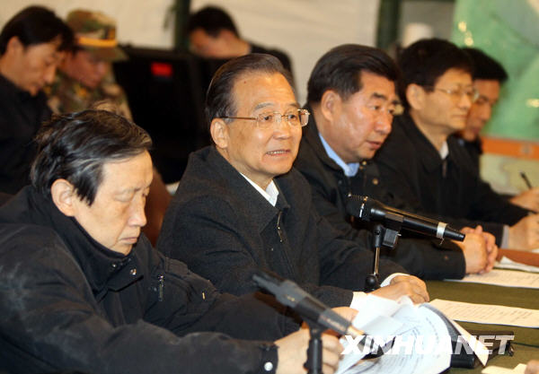 温家宝抵达青海玉树地震灾区