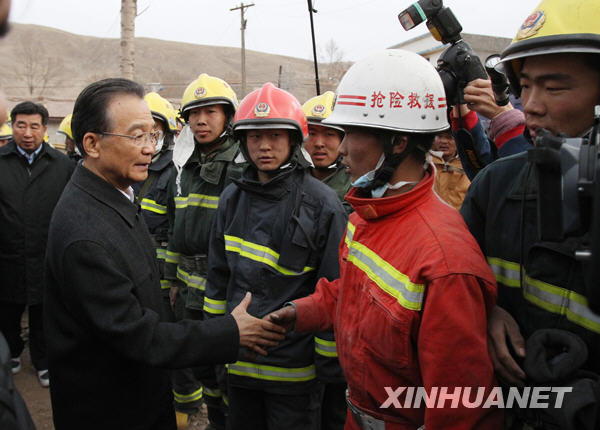 温家宝抵达青海玉树地震灾区