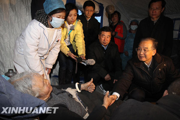 温家宝抵达青海玉树地震灾区