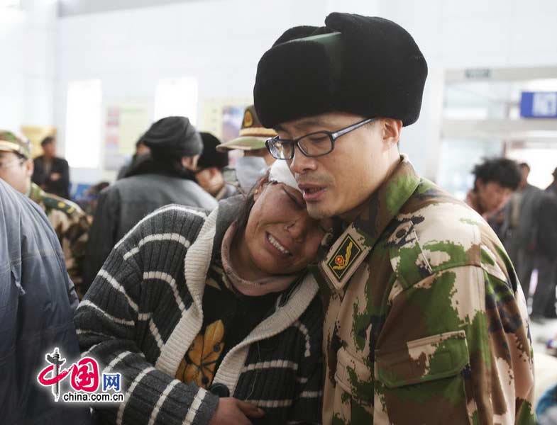 地震中的同胞们　坚持下去决不放弃[组图]