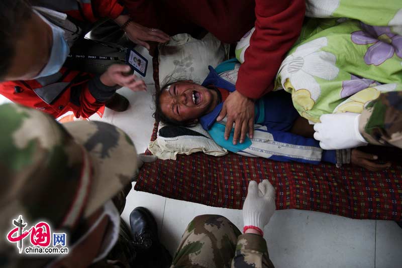 地震中的同胞们　坚持下去决不放弃[组图]