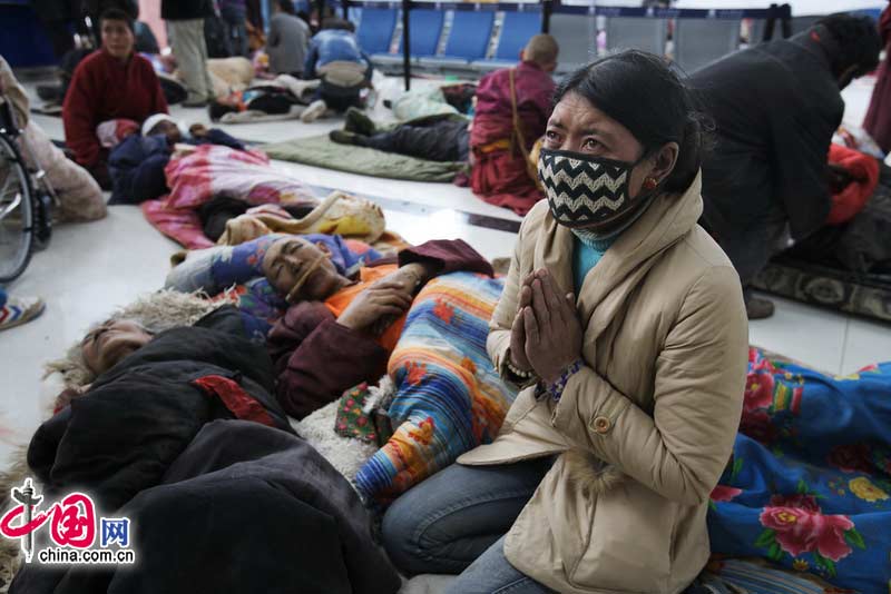 地震中的同胞们　坚持下去决不放弃[组图]