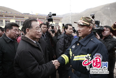 温家宝总理亲切看望抗震救灾一线消防部队官兵(图)