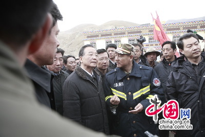 温家宝总理亲切看望抗震救灾一线消防部队官兵(图)