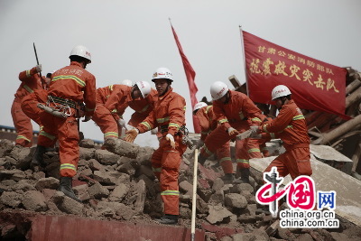 温家宝总理亲切看望抗震救灾一线消防部队官兵(图)