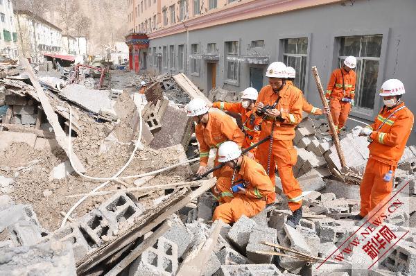 四川消防铁军官兵全力搜救玉树地震被埋群众