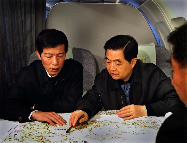 胡锦涛在玉树地震灾区看望慰问灾区干部群众