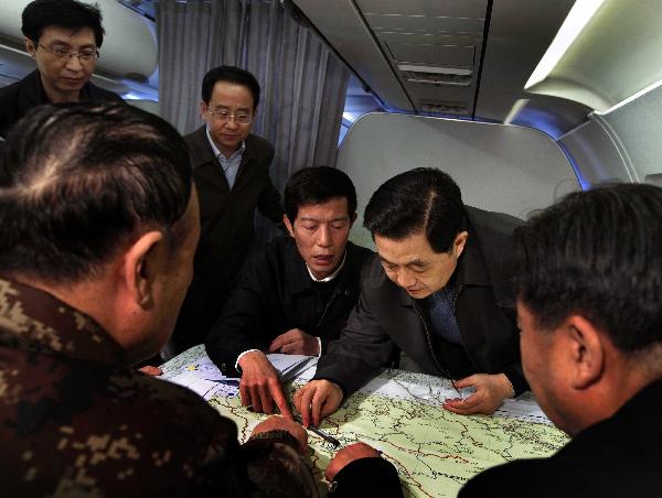 胡锦涛在玉树地震灾区看望慰问灾区干部群众