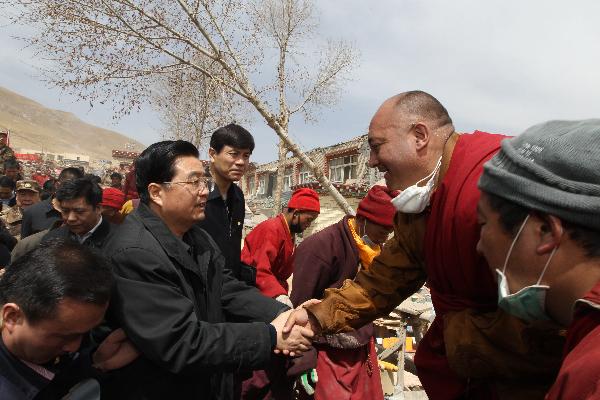 胡锦涛在玉树地震灾区看望慰问灾区干部群众