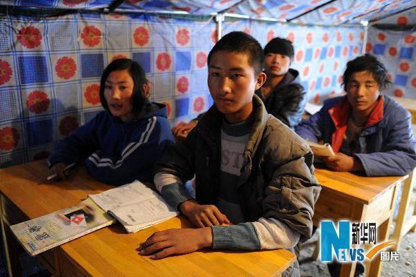 玉树州第一民族中学复课(组图)