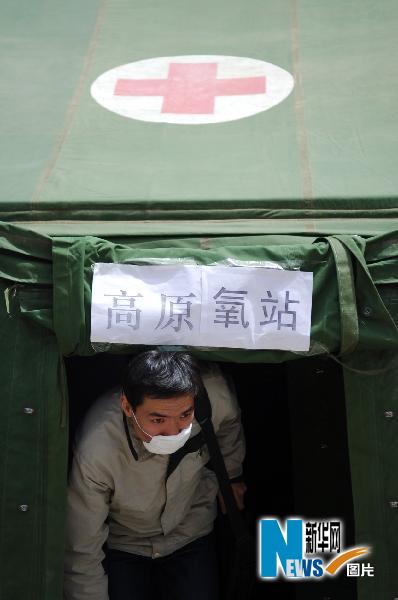 结古街头的免费吸氧站