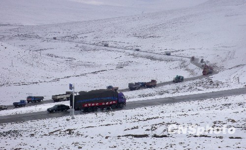 玉树震区降雪 难挡救灾步伐[组图]