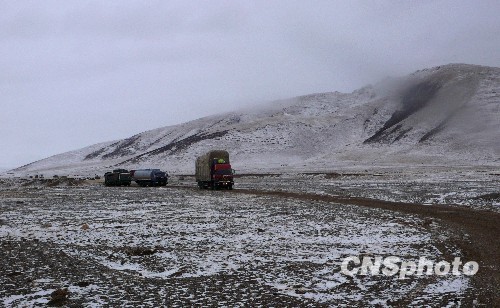 玉树震区降雪 难挡救灾步伐[组图]