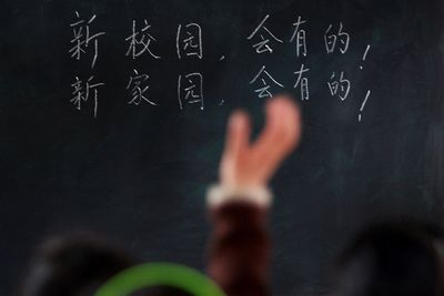 玉树“最牛学校”升旗复课