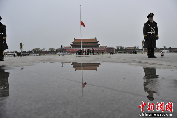 天安门广场下半旗为地震遇难者哀悼