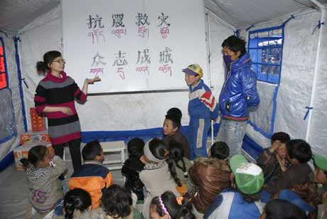 玉树帐篷小学学生参加哀悼活动[图]