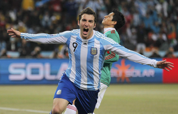 阿根廷队伊瓜因庆祝进球.图片来源:路透
