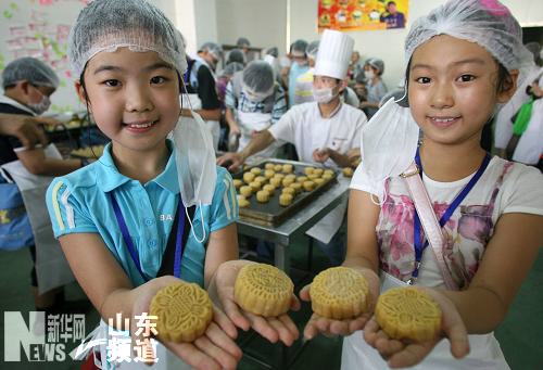 济南小学生DIY月饼迎中秋