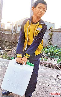 自强男孩煮饭洗衣 侍奉祖母日提40斤水