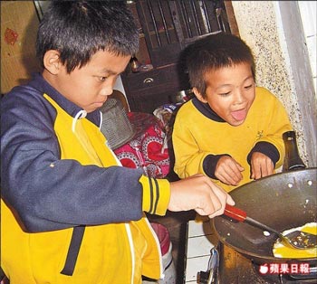 自强男孩煮饭洗衣 侍奉祖母日提40斤水