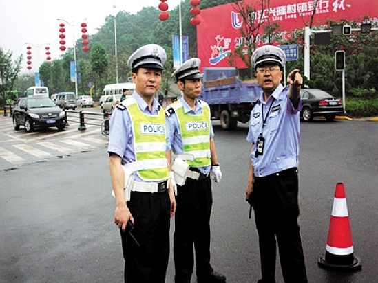 市交警支队直属二大队 :备战“滑水赛”交警冒雨演练