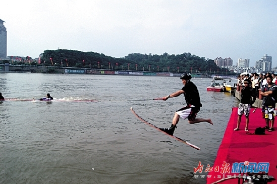 6月2日下午:中澳滑水队试水甜城湖