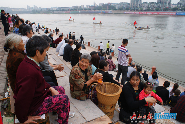 甜城湖:两岸风光美如画